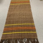 Sjal vævet af håndspundet ulde Dejligt sjal, vævet i hånd spundet uld af Anitas søster, som skal bruge sjalet, når hun er kustode på et jernalder museum.