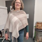 Dejligt blødt sjal, vævet i en kipper binding og fæstet med en sølv broche